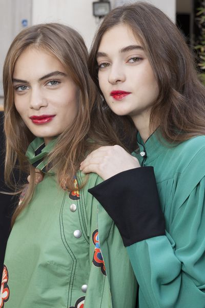 Hair, Face, Lip, Green, Beauty, Hairstyle, Fashion, Blond, Model, Brown hair,