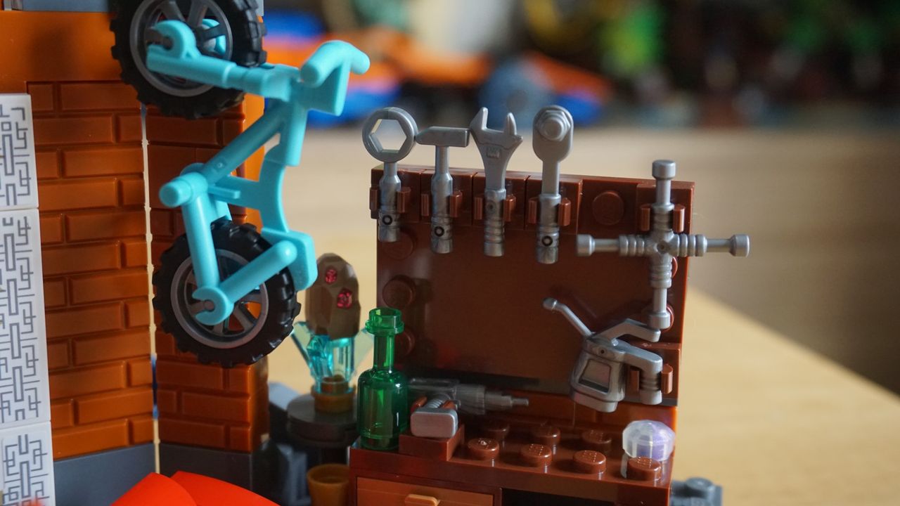 Lego Marvel Spider-Man at the Sanctum Workshop_Accessories close up 2