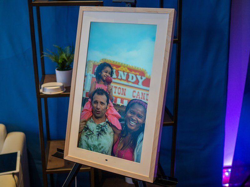 Lenovo Smart Frame is a 21-inch modern and beautiful digital picture ...