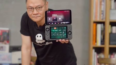 Ayaneo CEO Arthur Zhang holding black Ayaneo Pocket DS in front of camera.