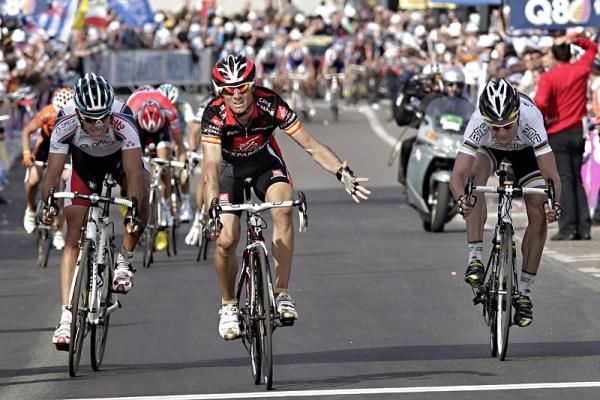Alejandro Valverde (Caisse d'Epargne) outsprints Philippe Gilbert (Omega Pharma - Lotto) and world champion Cadel Evans (BMC Racing) for third place.