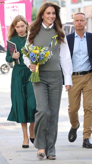 kate middleton in grey trousers