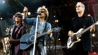 Rockmusiker, USAmit dem Gitarristen Richard Sambora und dem Bassisten Hugh McDonald bei einem Konzert im Georg Melches Stadion in Essen