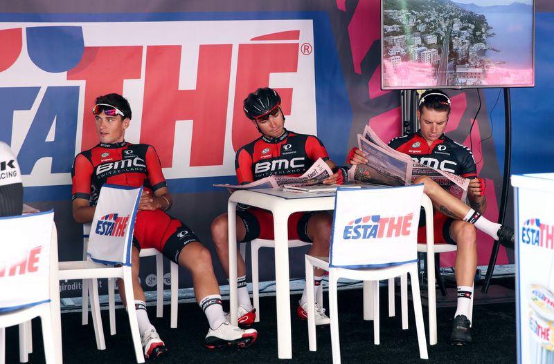 Silvan Dillier, Rick Zabel and Damiano Caruso check La Gazzetta before the race starts