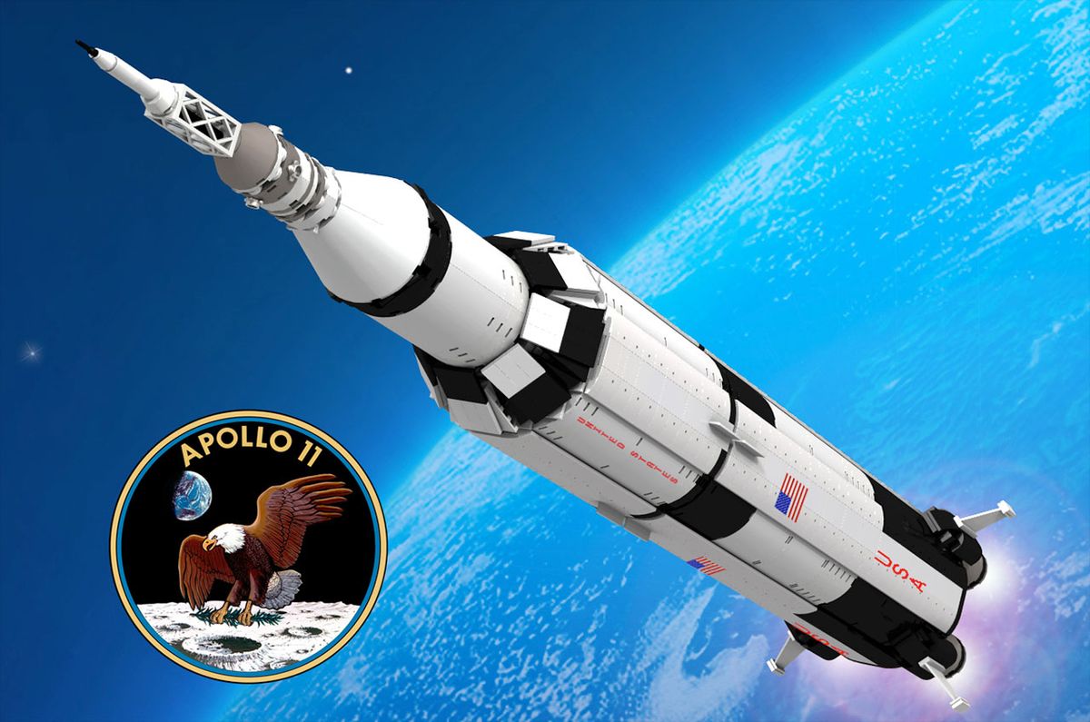 LEGO Saturn V space rocket : a giant leap for the Apollo program fans !
