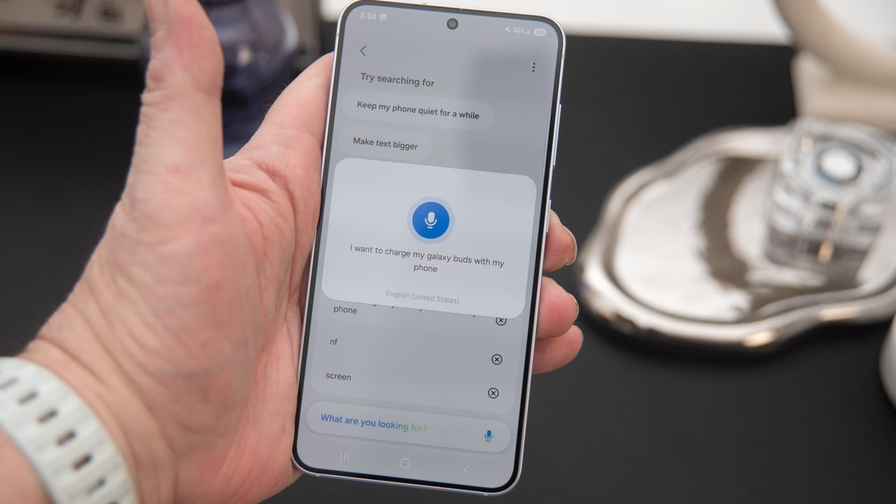 Samsung Galaxy S25 preguntando Bixby ayuda para cargar mis Galaxy Buds