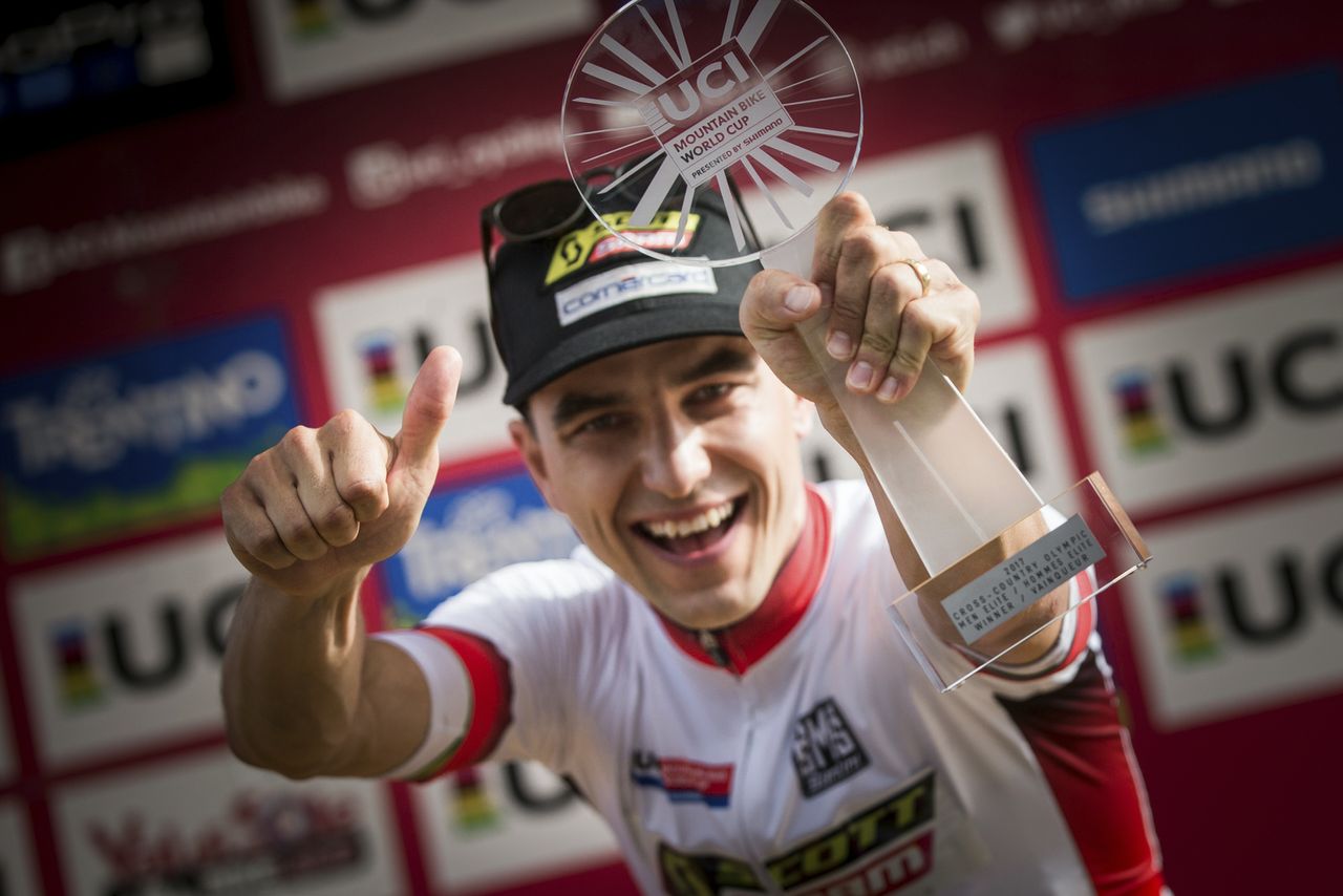 Nino Schurter celebrates his World Cup sweep