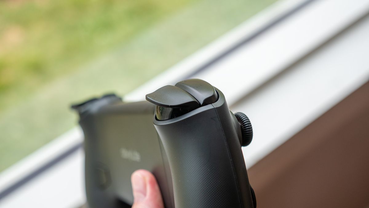 A close look at the buttons, joysticks, and triggers on the Abxylute S9V