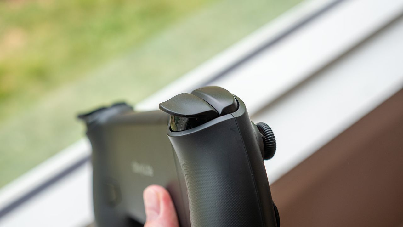 A close look at the buttons, joysticks, and triggers on the Abxylute S9V