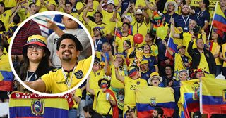 2022年11月25日，卡塔尔多哈哈利法国际体育场，2022年卡塔尔世界杯A组荷兰队对厄瓜多尔队的比赛中，厄瓜多尔队球迷打出了滑稽的横幅