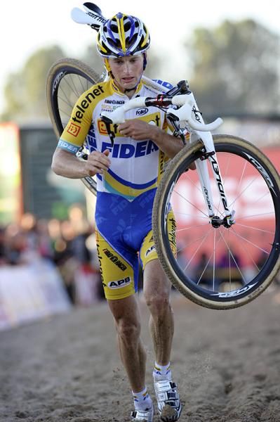 Kevin Pauwels (Telenet - Fidea) runs the sand pit.