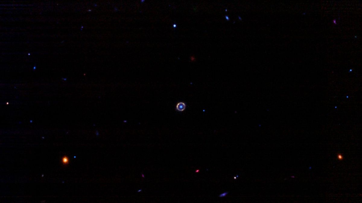 Vesmírný dalekohled Jamese Webba zachytil dokonalý „Einsteinův prstenec“