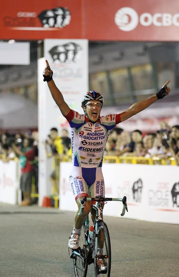 Omar Bertazzo (Androni Giocattoli) wins the OCBC Singapore Pro Criterium