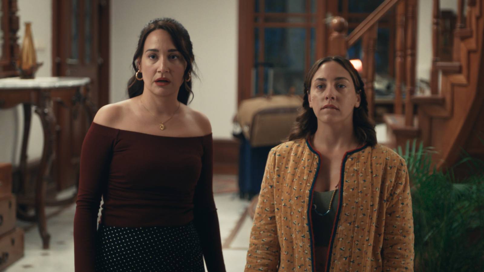 Gupse &amp;Ouml;zay and &amp;Ouml;yk&amp;uuml; Karayel in Platonic on Netflix.