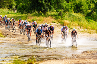 Karolina Migoń and Ramon Sinkeldam win Gravel Locos 110, making mark ahead of Unbound