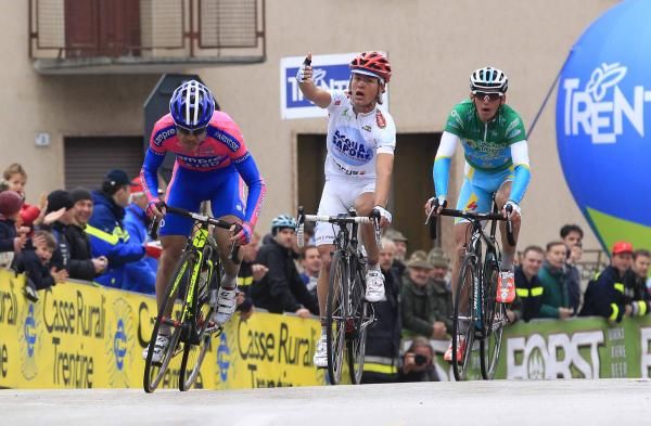 Damiano Cunego (Lampre-ISD) sprints clear of a protesting Carlos Betancur (Acqua&amp;Sapone).