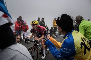 Day on the Tourmalet – High altitude atmosphere for Tour de France Femmes