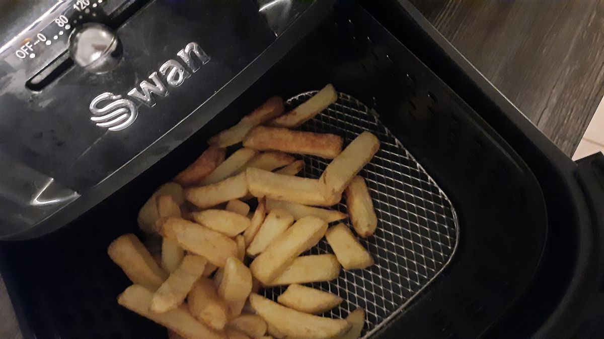 Swan Retro 6L Manual Air Fryer review sleek with a decent capacity