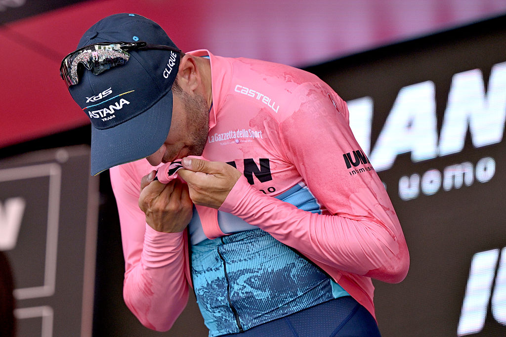 Diego Ulissi kisses pink jersey