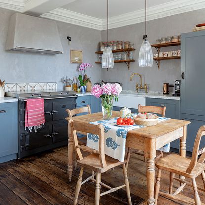 Take tips on using blue colour schemes from this pretty period ...