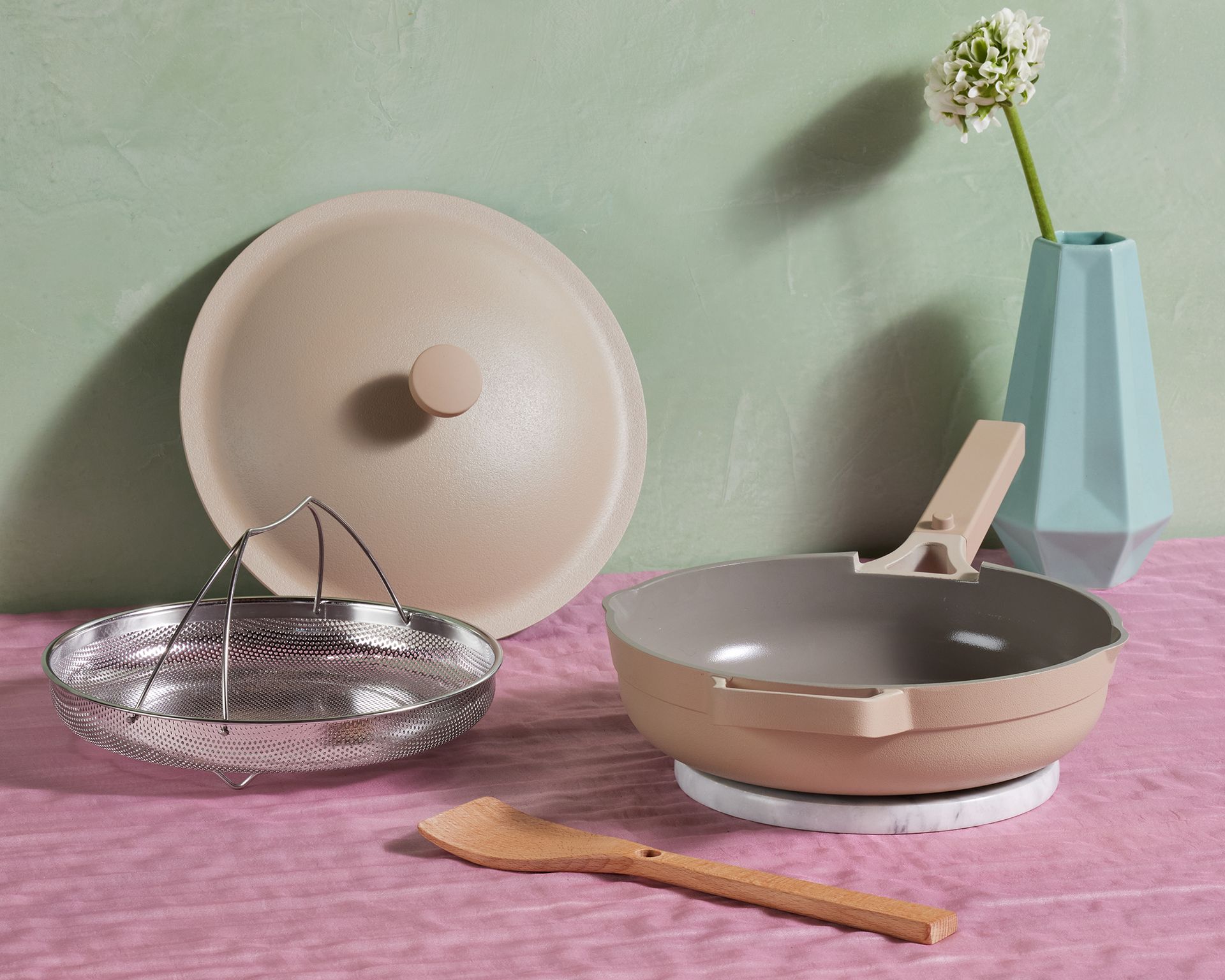 Our Place Always Pan 2.0 dengan asesoris dengan vas berwarna biru