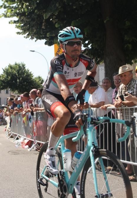 Andreas Kloeden (RadioShack-Leopard) rolls to the start.