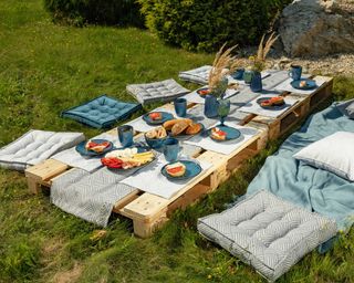 garden picnic with accessories from dekoria and upcycled pallets as table