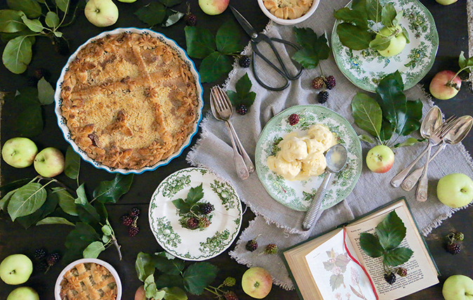 Apple and blackberry crumble pie