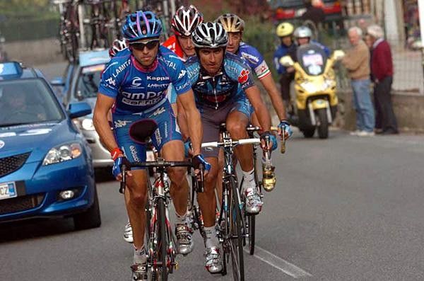 Gilberto Simoni (Lampre Cafitta) making the break stick
