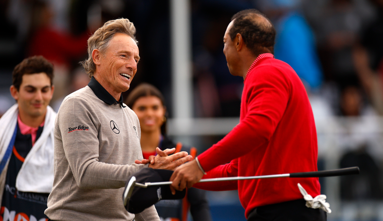 Bernhard Langer and Tiger Woods shake hands