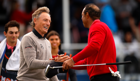 Bernhard Langer and Tiger Woods shake hands