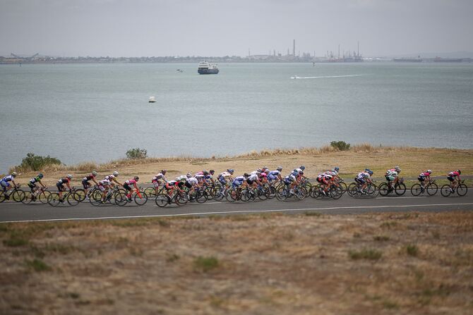 The peloton on the Eastern Park, Geelong course