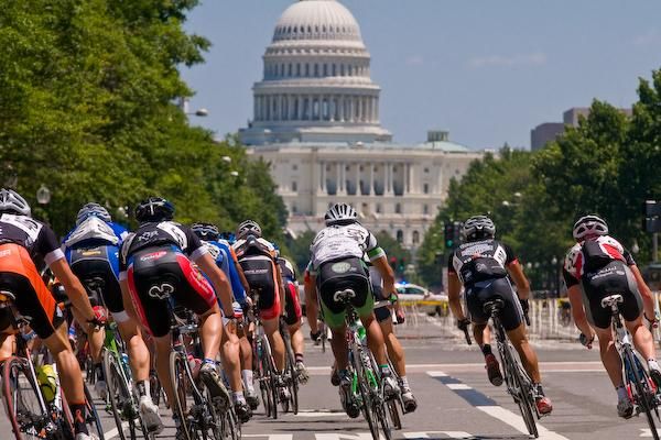 The field races towards the United States Capital.