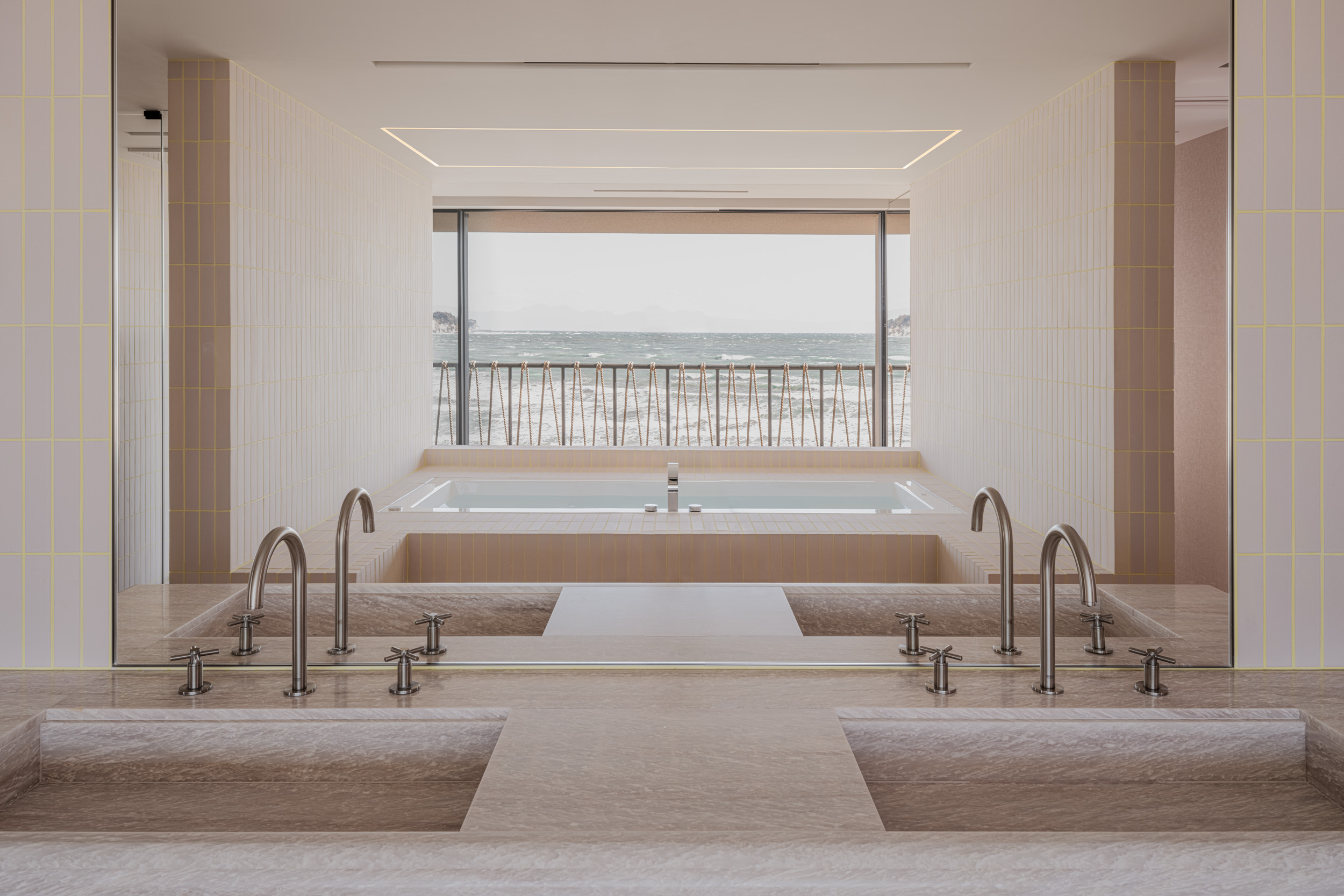 Lulla House, a Kamakura house overlooking the ocean through minimalist interiors