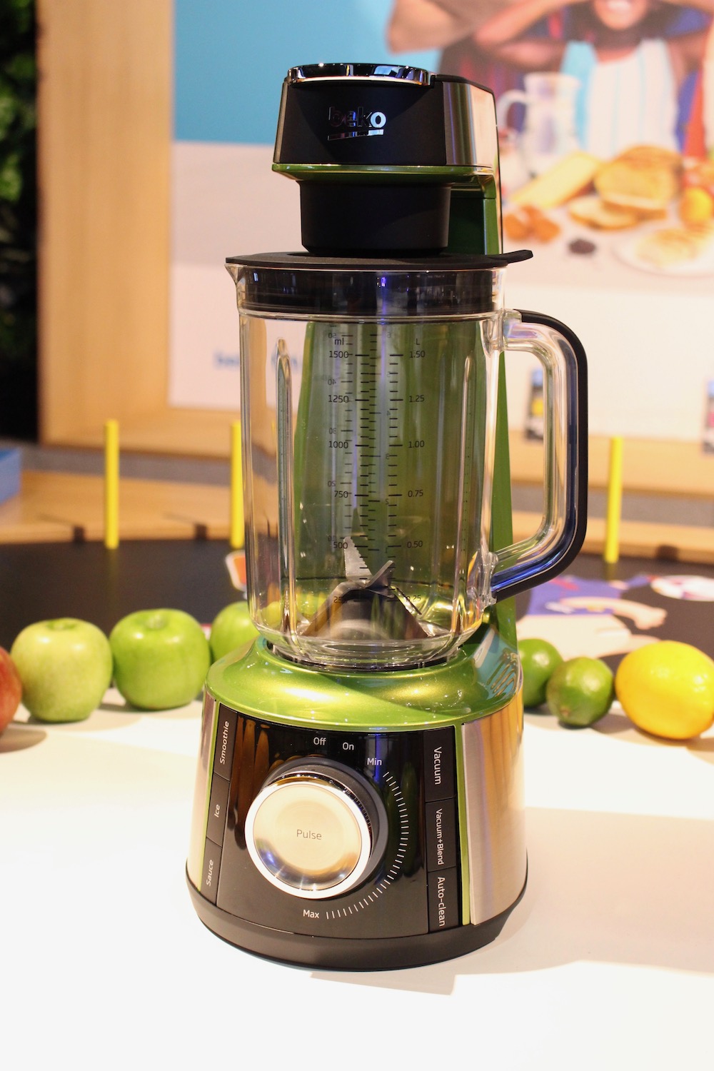 blender with vacuum and fruits