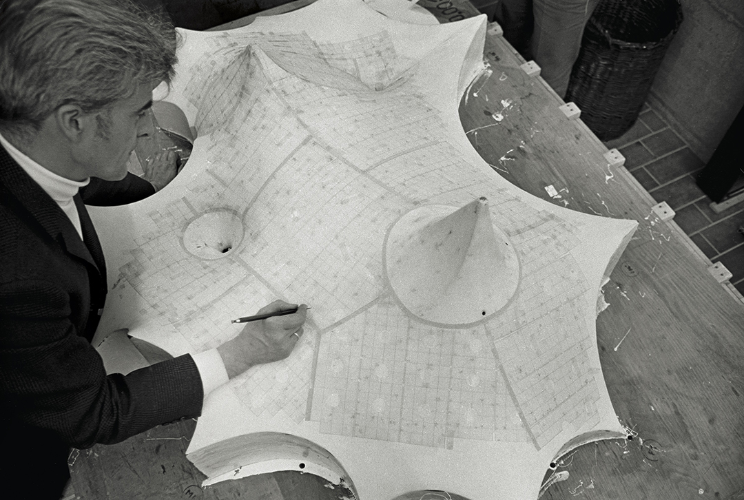 Frei Otto with the model for the roofing of the Olympic Park’s swimming hall, Munich, c. 1970