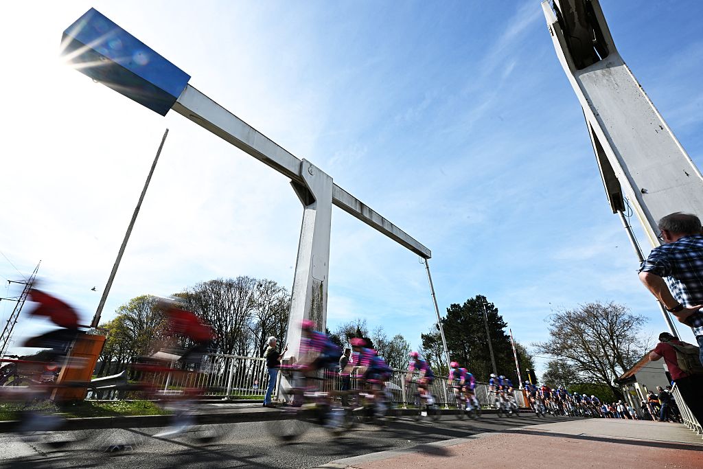 2026 Scheldeprijs: the peloton speeds over a bridge