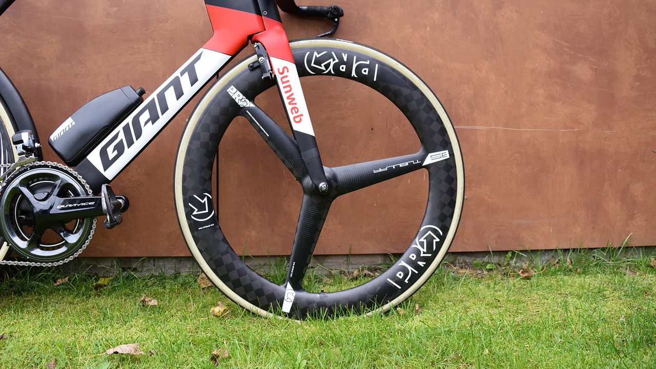 Shimano's component brand Pro provide the Textreme three spoke front wheel