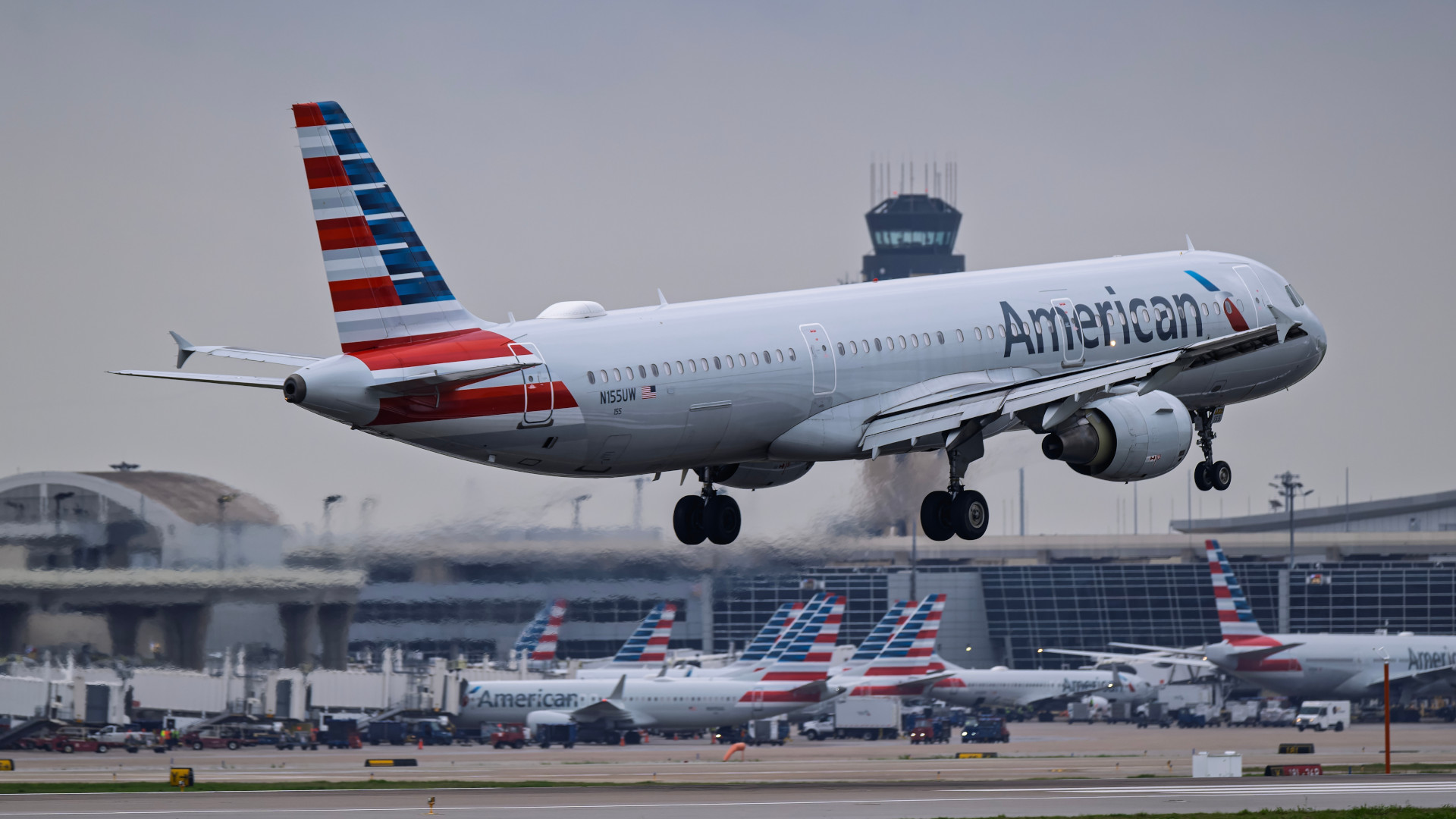 American Airlines Airbus A321 N155UW arrival into runway 18R at DFW International Airport