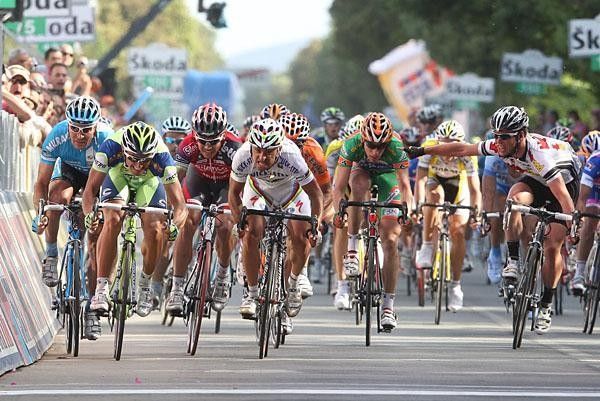 Mark Cavendish (High Road) is annoyed at CSF's Tiziano dall'Antonia.