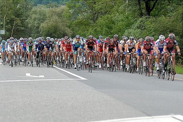 The teams come to the front to chase down the escapees.