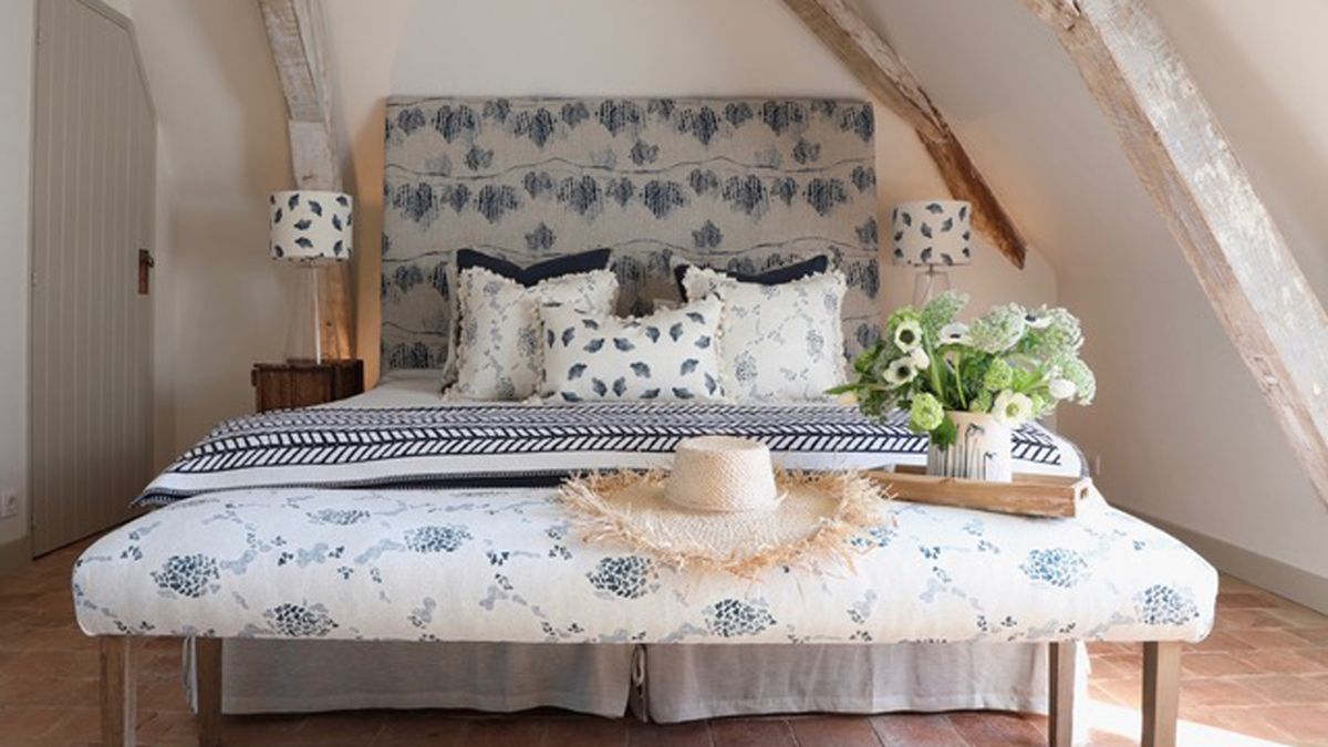 How to decorate with a king size bed in a small room