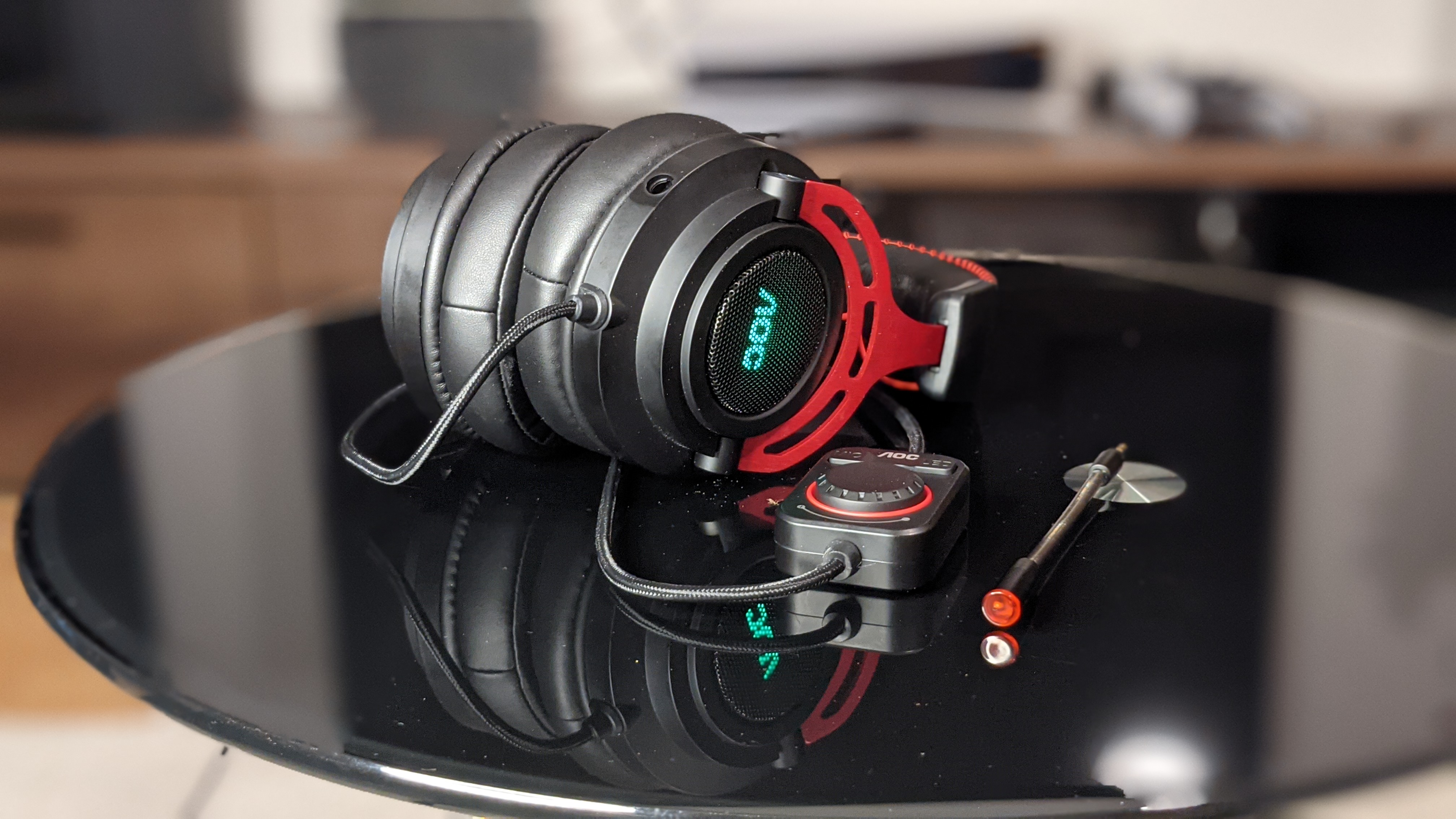 AOC GH300 Gaming-Headset liegt auf einem Tisch