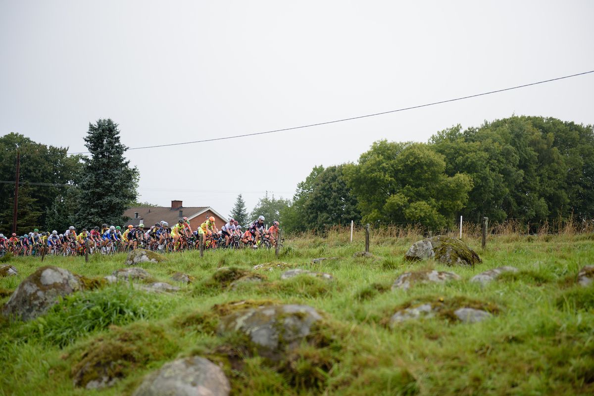 Peloton make their way up the climb on lap two at the 141 km road race of the UCI Women's World Tour's 2016 Crescent V&aring;rg&aring;rda