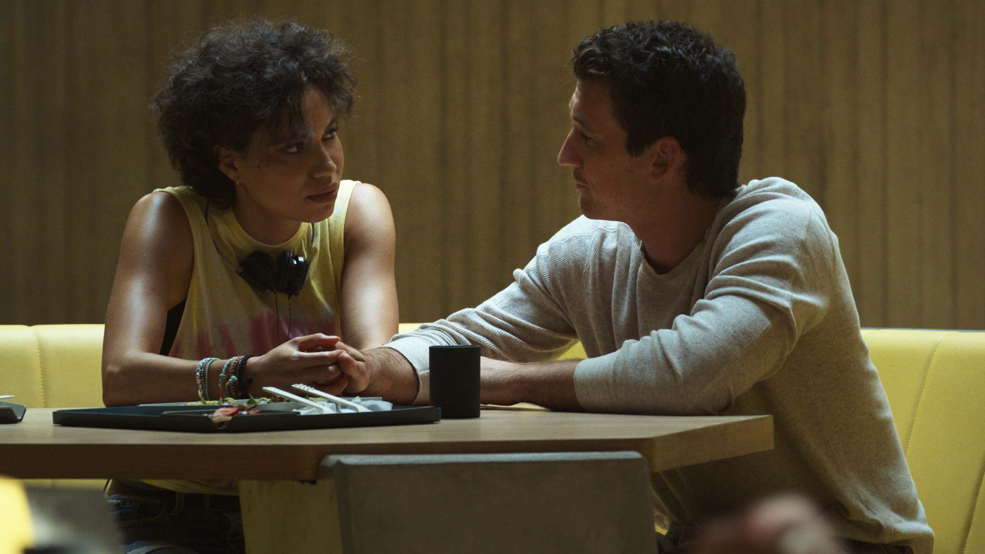 Jurnee Smollett as Lizzy and Miles Teller as Jeff in Spiderhead.