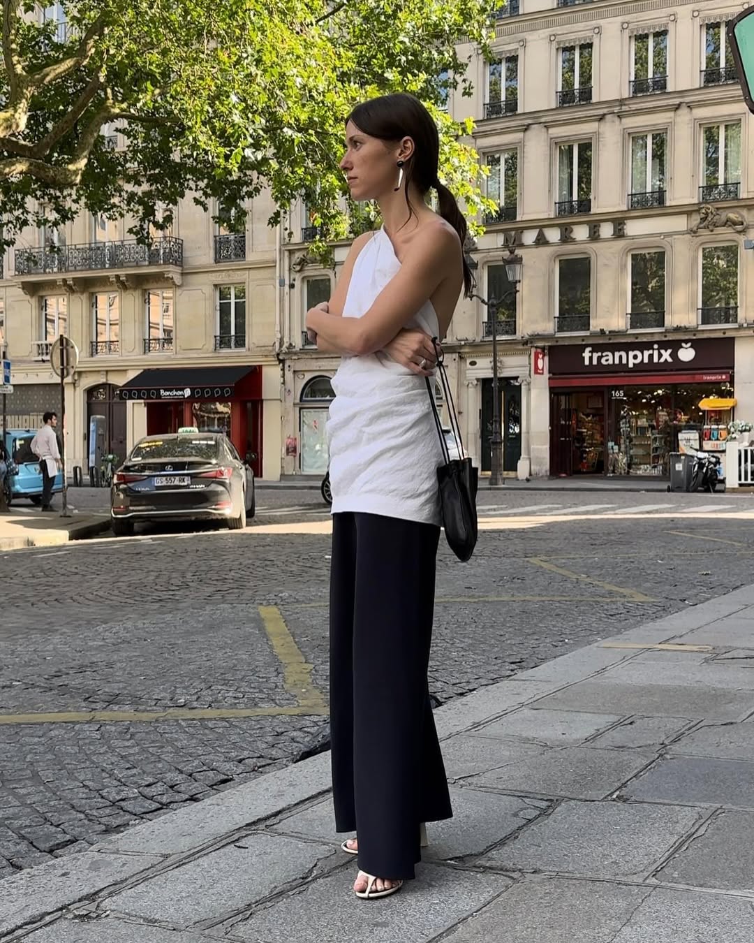 Woman wearing the pouch handbag trend.
