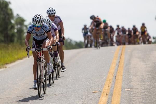 Another split in the women's race.
