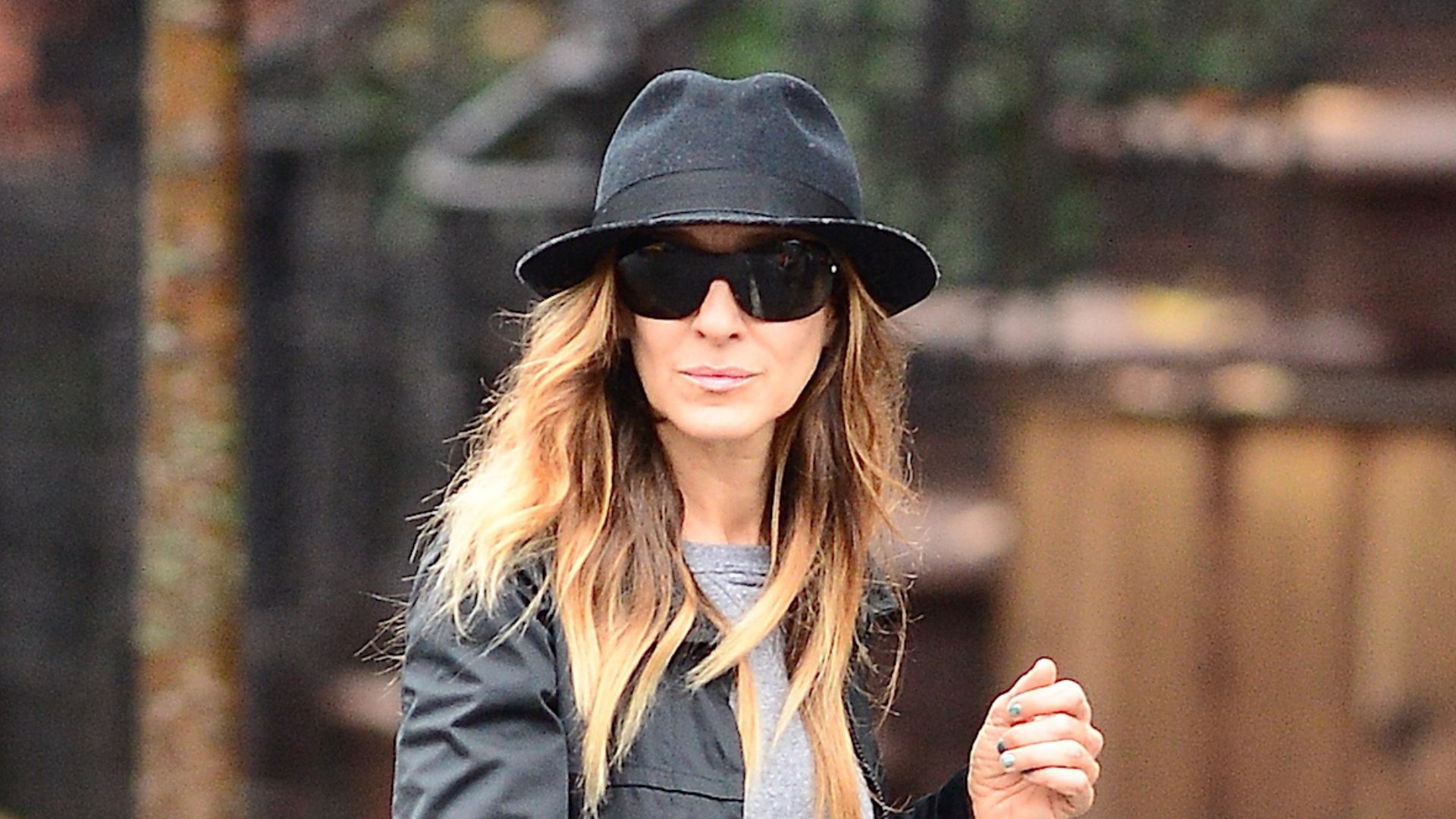 Sarah Jessica Parker wearing Hunter wellies, wax jacket and fedora in 2014