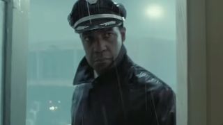 Denzel Washington wearing a airline pilot uniform in the rain in Flight