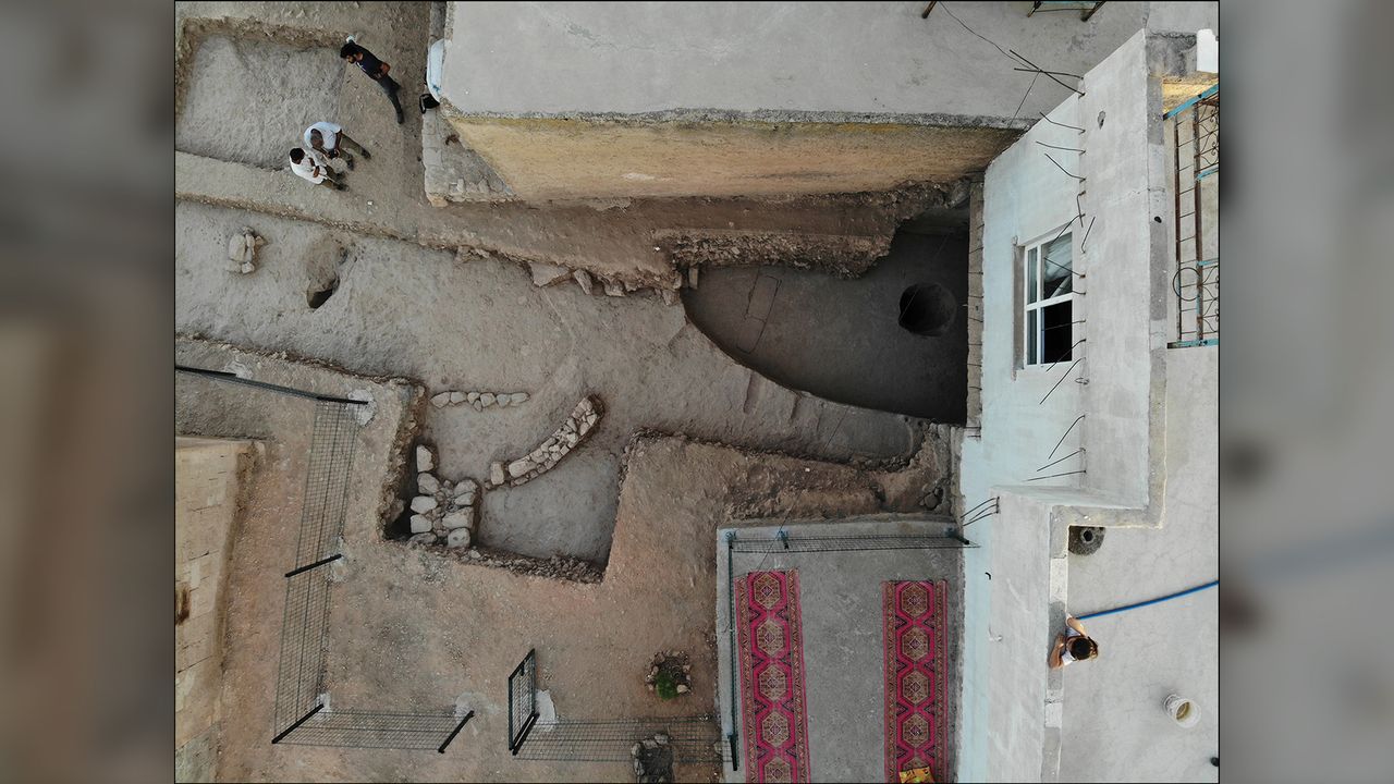 The Neolithic communal building is located between two buildings in Saybur&ccedil;.